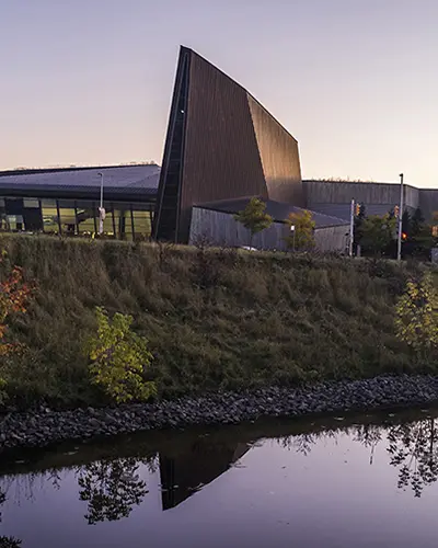 Abendfoto des Canadian War Museum vor dem Ottawa River.