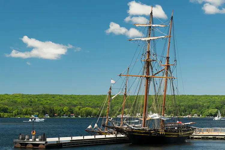 Grand voilier amarré au Havre de la découverte.