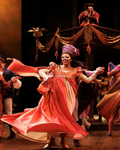 Les acteurs de la pièce Roméo et Juliette dansent sur scène au Festival de Stratford.