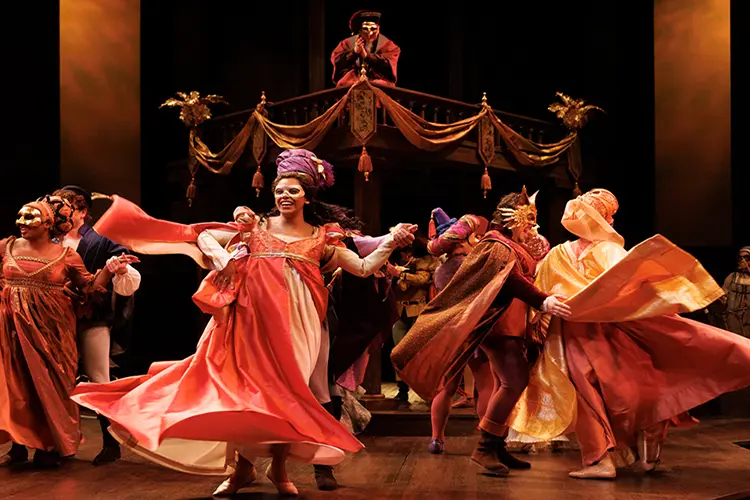 Los miembros del elenco de una actuación de Romeo y Julieta bailan en el escenario del Festival de Stratford.