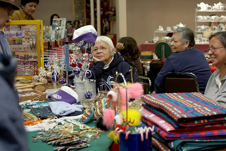 Les artisans vendent des objets artisanaux et des bijoux faits à la main.