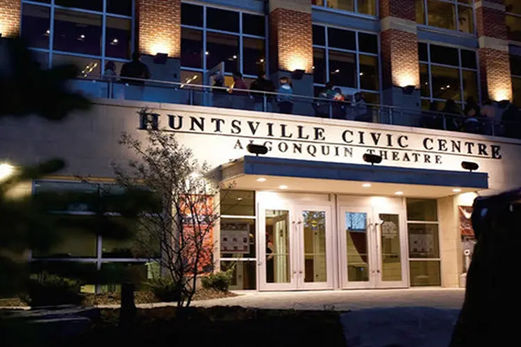 Las puertas principales del Teatro Algonquin se iluminaron por la noche.