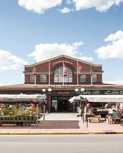 Vue des étals extérieurs du marché By à Ottawa.