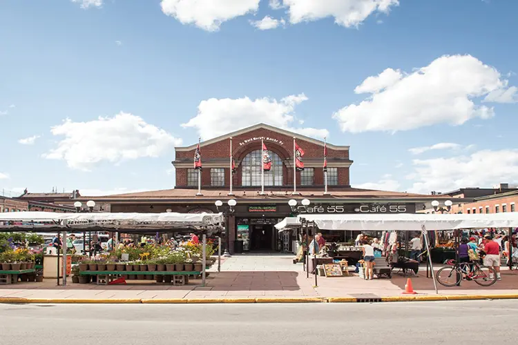 Vista de la calle de los puestos exteriores en el mercado ByWard en Ottawa.