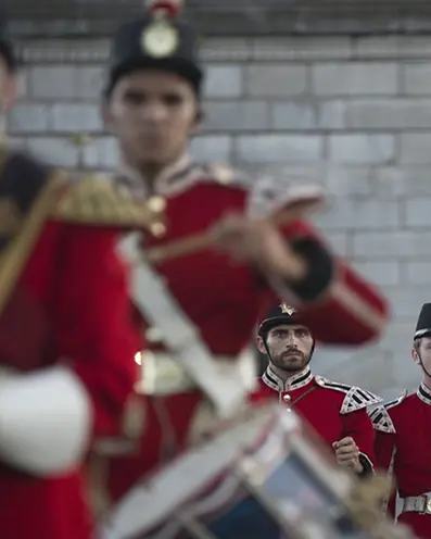 Des soldats costumés reconstituent un exercice miliaire au lieu historique national du Fort-Henry à Kingston.