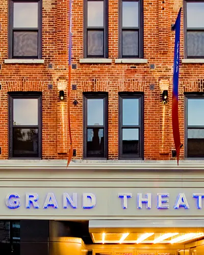 Straßenansicht der Vorderseite des Kingston Grand Theatre.