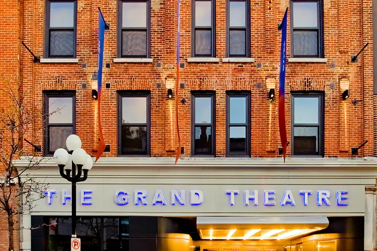 Vista de la calle del frente del Kingston Grand Theatre.