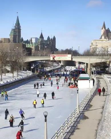 Des gens patinant le long du canal Rideau.