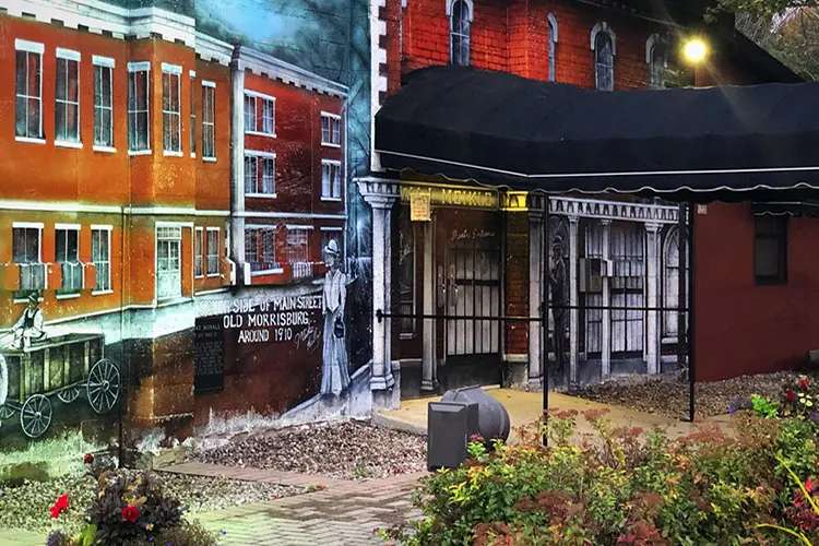 小さな町の劇場の外の壁には壁画が飾られています。