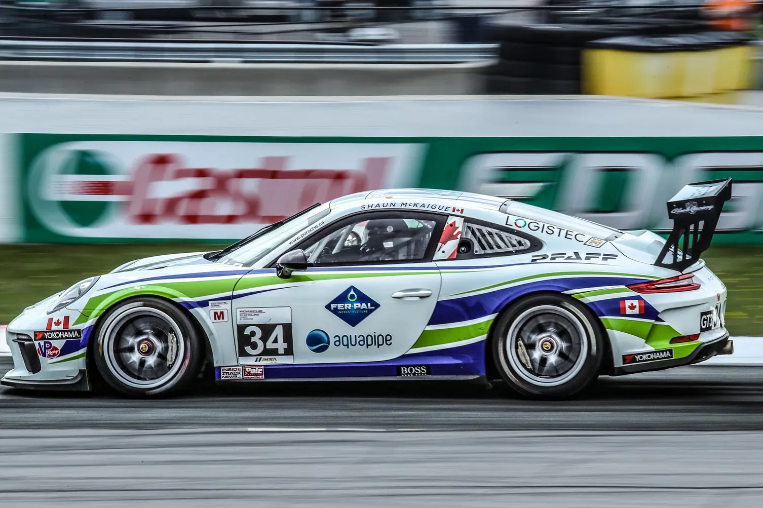 トラックを疾走するレースカー