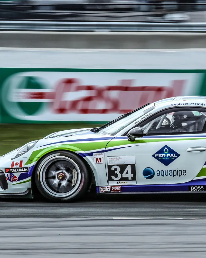 트랙 주변을 질주하는 경주용 자동차