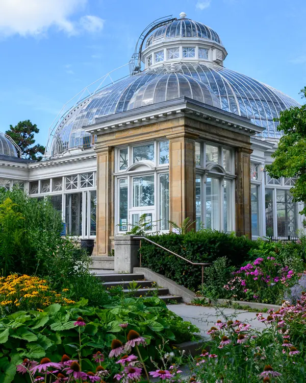 토론토의 Allan Gardens Conservatory 앞 통로 및 입구.
