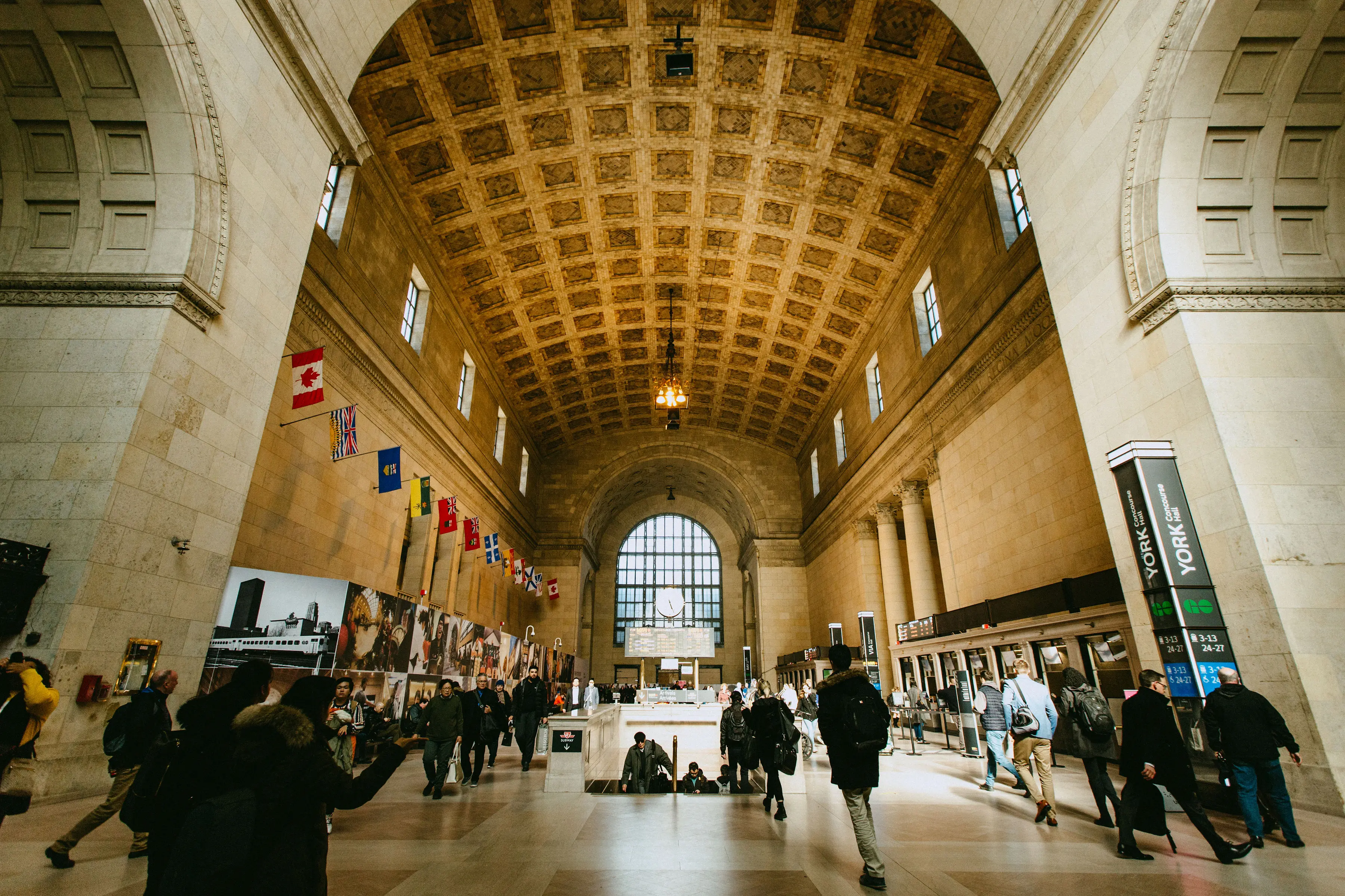 Viajeros caminando por el Gran Salón.