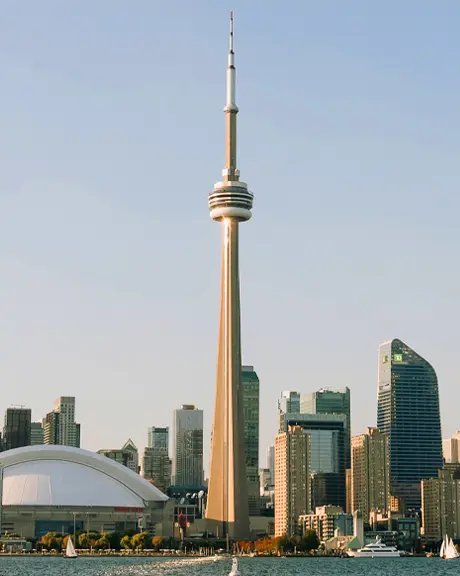 Vue partiellement nuageuse de la silhouette de Toronto depuis les rives du lac, avec notamment la Tour CN et le Rogers Centre.