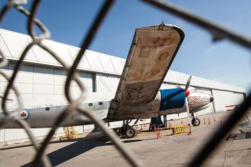 Ein RCAF-Flugzeug wird vor einem Hangar ausgestellt
