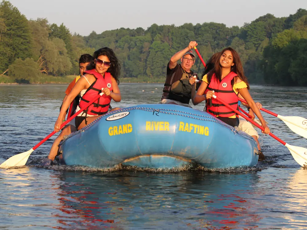Un groupe de personnes descendant une rivière pittoresque