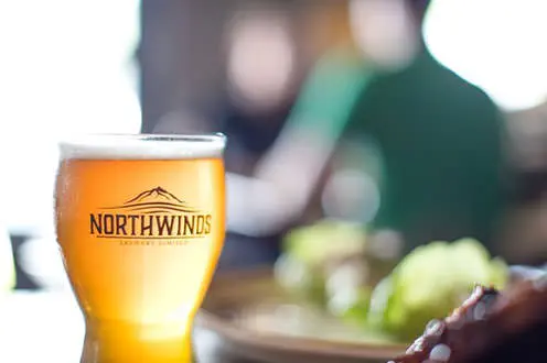 Vaso lleno de cerveza con Northwinds grabado