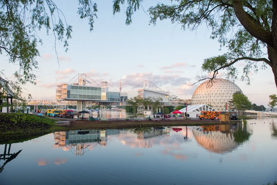 オンタリオプレイスの建物の湖の反射