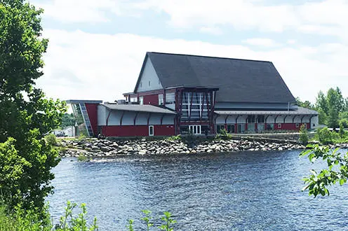 조지안 베이(Georgian Bay) 해안에 위치한 스토키 센터(Stockey Center).