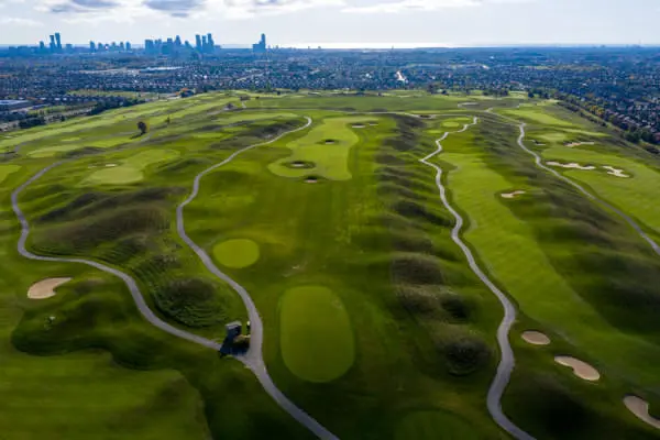 높이와 구멍, 모래 덫과 통로가 있는 푸른 잔디의 공중 전망