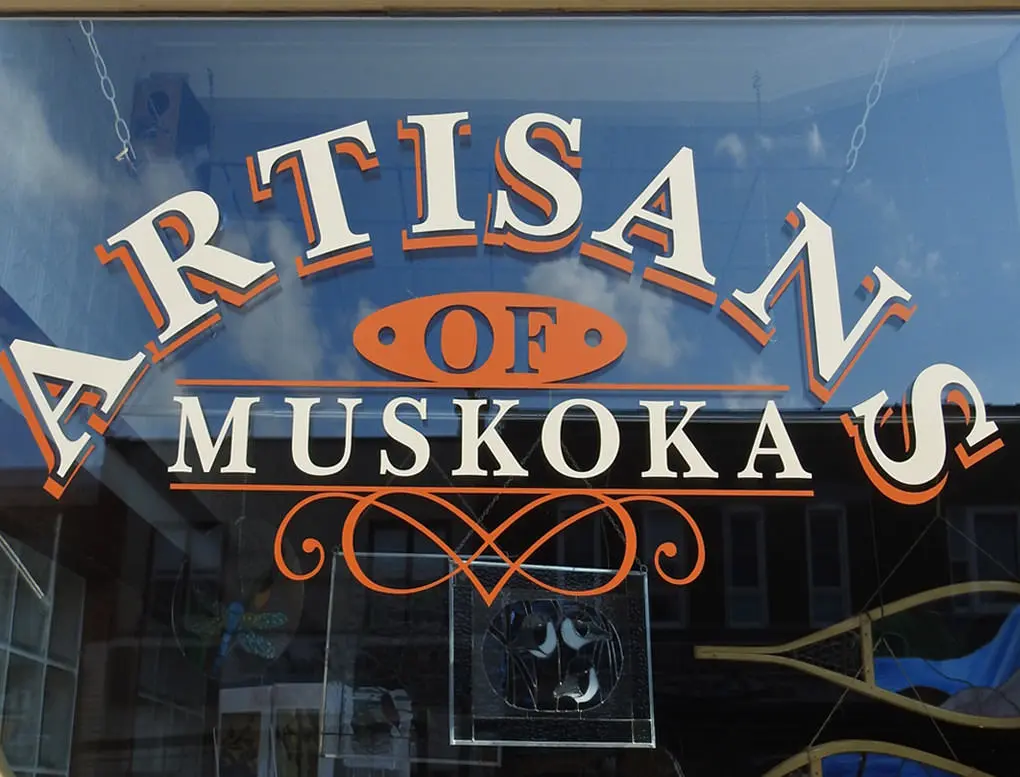 El cartel en un escaparate de artesanos de Muskoka
