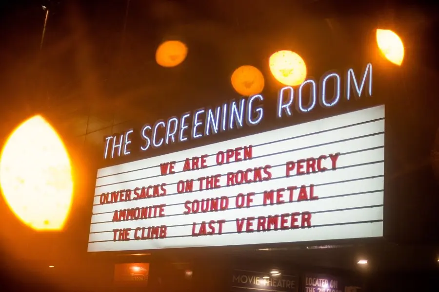 Filmfesttafel mit Vollanzeige