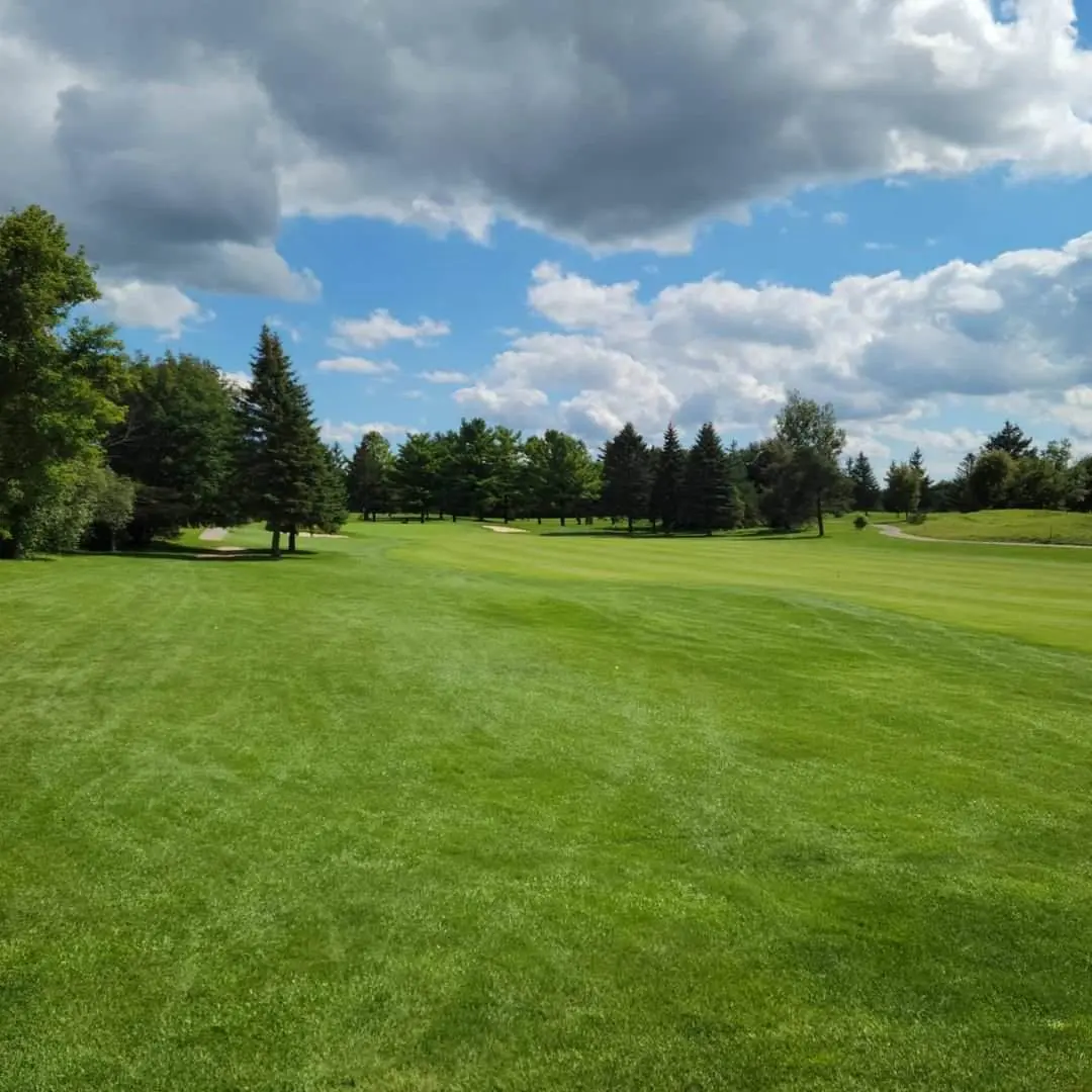 Una vista de una calle en un campo de golf