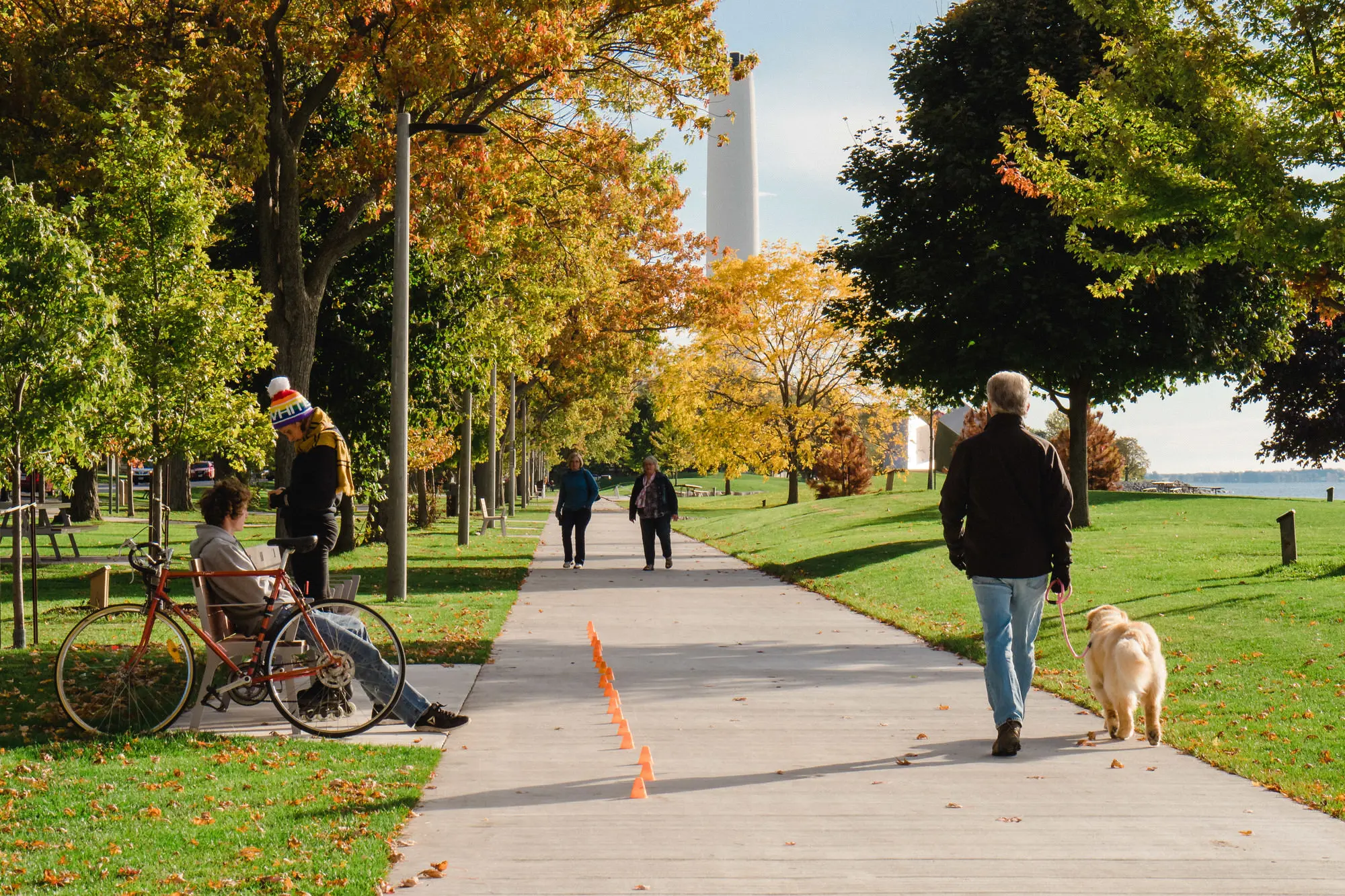 Gente paseando por un camino