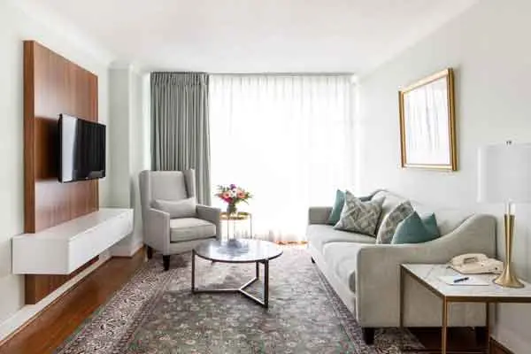 ソファ、コーヒーテーブル、テレビを備えた明るく照らされたリビングエリア