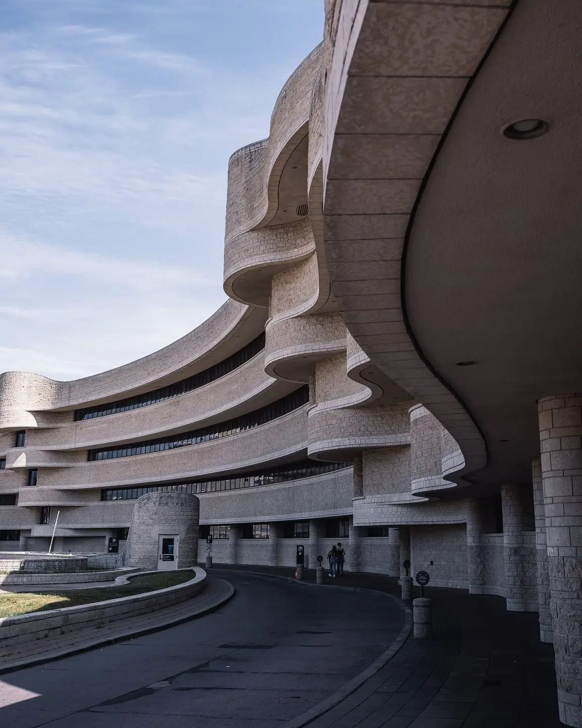 Un primer plano del exterior redondeado del edificio.