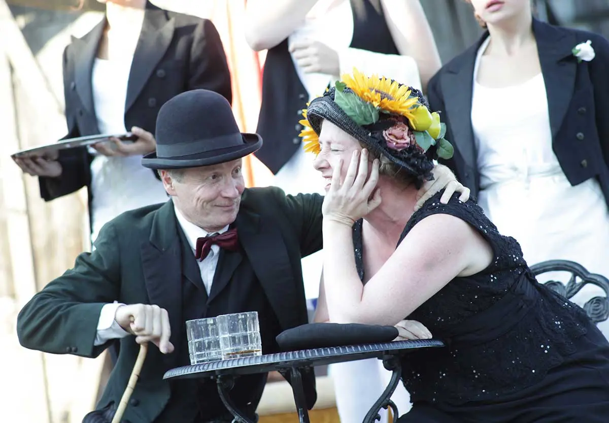 Un hombre y una mujer en un espectáculo teatral.