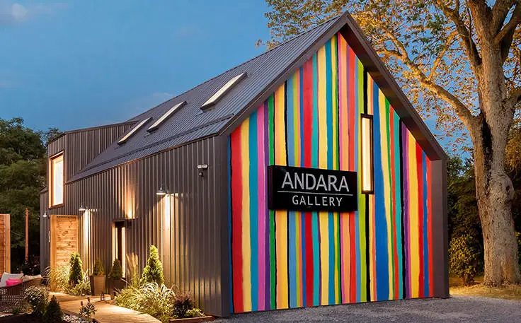 Un bâtiment coloré à côté d’un arbre