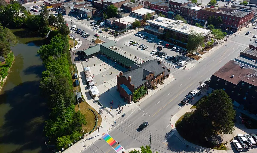 Una vista aérea de un edificio al lado de un río