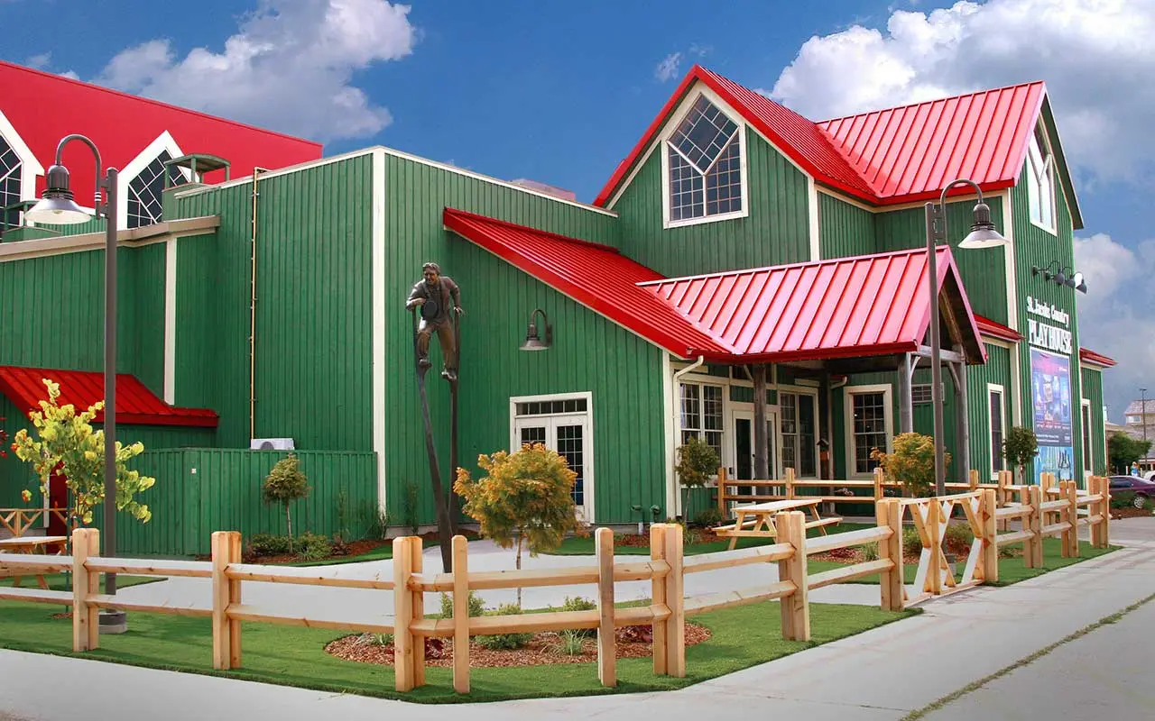 대형 극장 앞의 조각품과 피크닉 테이블