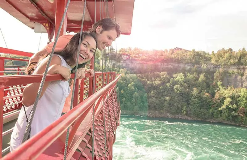 Dos personas en el auto aerodinámico mirando hacia el Niagara Whirlpool