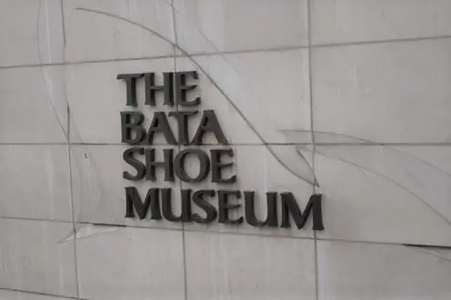 Metallschild von The Bata Shoe 