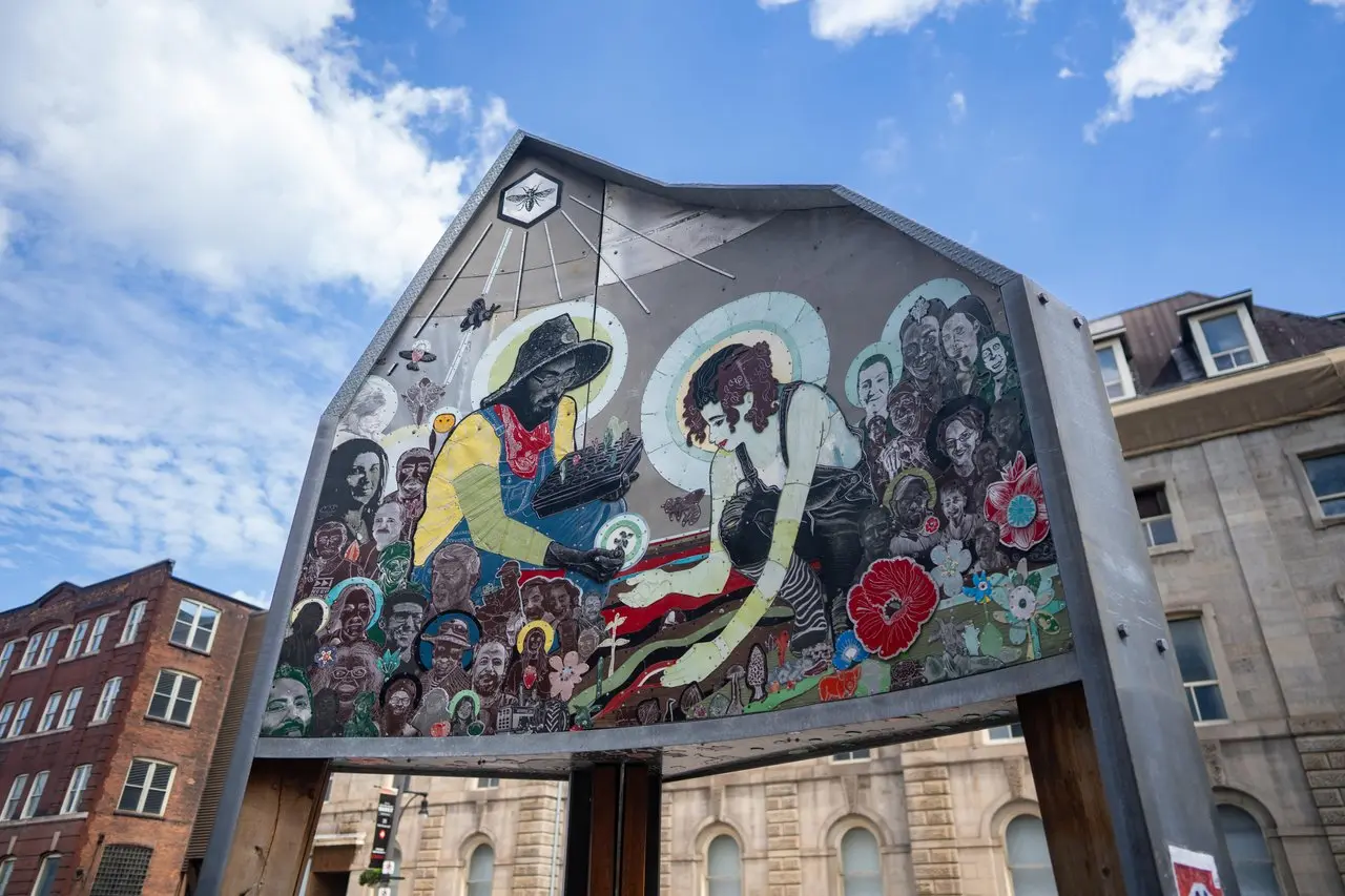 Arte callejero frente al mercado de agricultores de Hamilton.