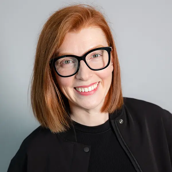 Portrait de Melissa Loomans-Beaudoin, souriant et portant une veste et un chemisier noirs.