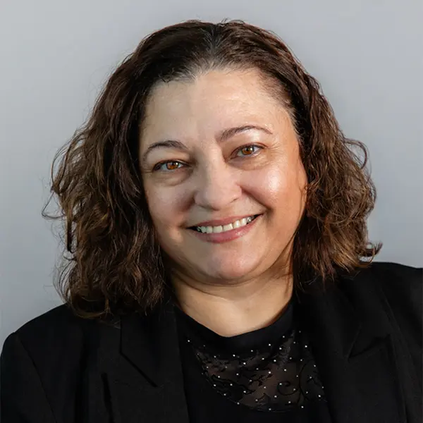 Portrait de Vinceza Ronaldi, souriant et portant un blazer noir.