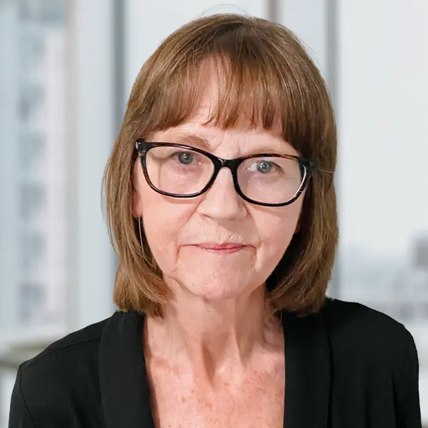 Portrait de Julia Holliday, portant un chemisier noir.