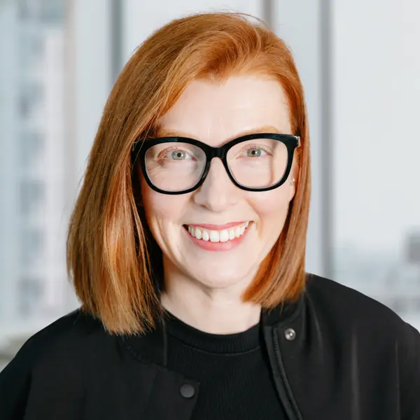 Portrait de Melissa Loomans-Beaudoin, souriant et portant une veste et un chemisier noirs.