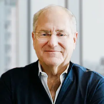 Portrait de Todd Halpern, portant une tenue d’affaires et arborant une expression posée.