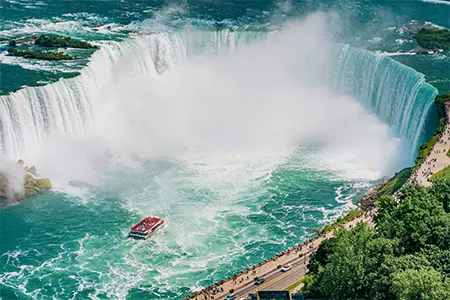 L17  Boat approaching the base of Horseshoe Falls at Niagara Falls in summer.