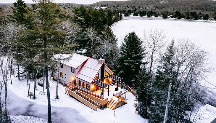 冬の森の中にある、雪に覆われた小屋。