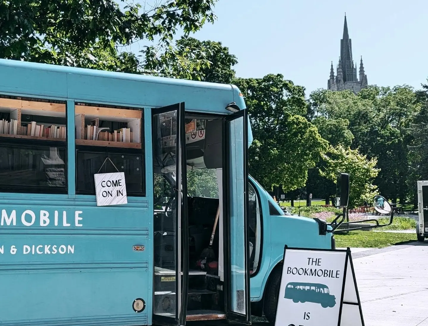 Der blaue „Bücherbus“ von Brown & Dickson parkte vor einem Park.