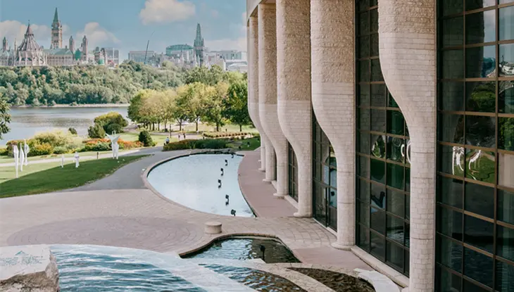 Vue des fontaines du Musée canadien de l’histoire, à Ottawa, avec les édifices de la Colline du Parlement en arrière-plan.