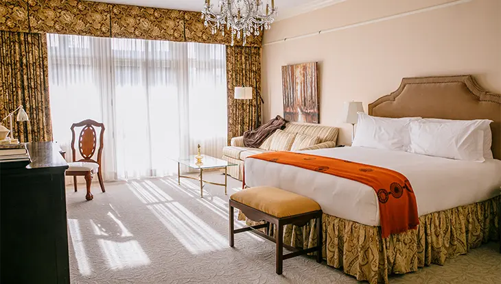 Une chambre avec un canapé et quelques chaises