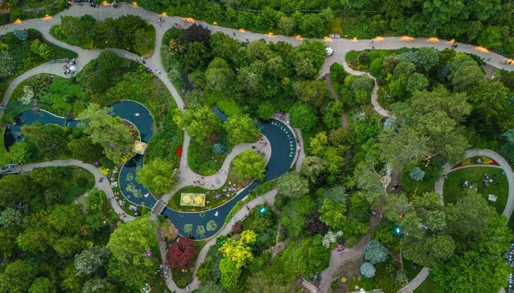 Vue aérienne de la végétation luxuriante, des sentiers sinueux et des bassins réfléchissants du Jardin de rocaille des Jardins botaniques royaux de Hamilton.
