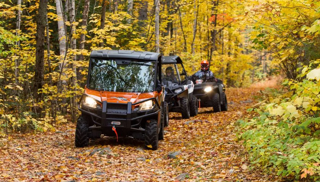 Trois VTT empruntent un sentier près d’Elliot Lake, dans L’Algoma, à l’automne.