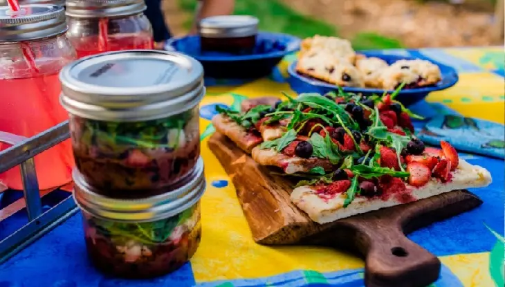 Essen auf einem Picknicktisch auf der Berrylicious Fruit Farm